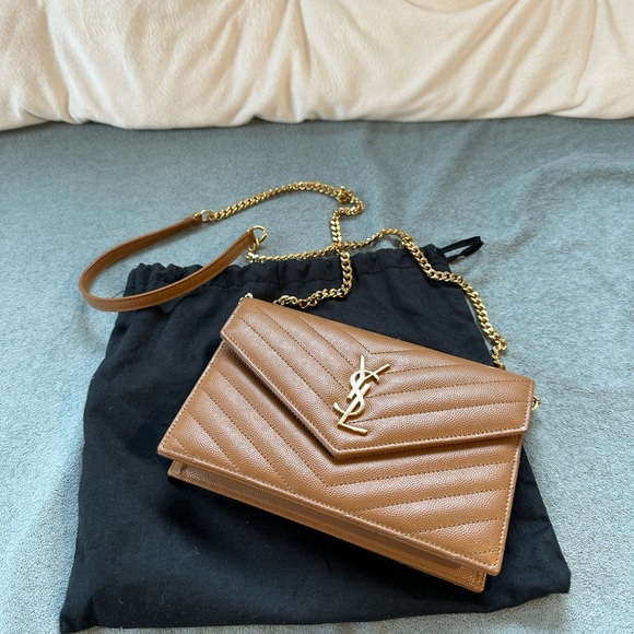 Yves Saint Laurent ENVELOPE CHAIN WALLET IN GRAIN DE POUDRE LEATHER - Picture 3 of 15